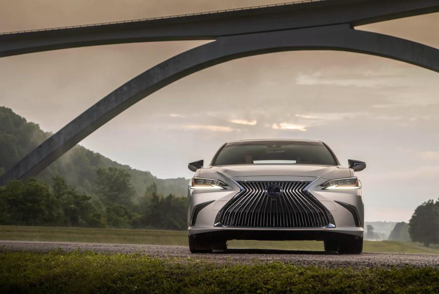  Lexus ES300h 2018 года  (NA) (фото 23 из 41)